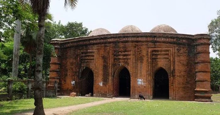 অবহেলায় ক্ষয় হচ্ছে বিশ্ব ঐতিহ্যের নয় গম্বুজ মসজিদ